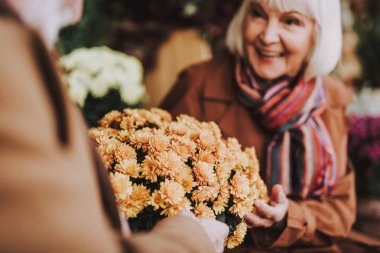 Sevgi dolu koca mevcut kabul mutlu kadın kıdemli