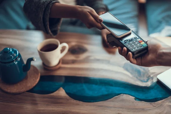 Immagine orizzontale del pagamento contactless con smartphone — Foto Stock