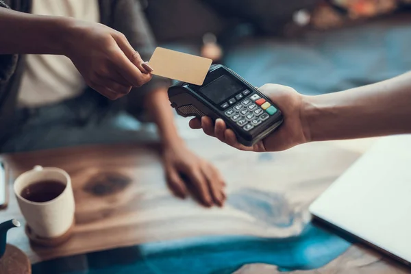 Fechar-se do pagamento fácil pelo cartão de crédito dentro de casa — Fotografia de Stock