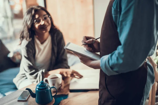 Camarero profesional tomando el orden y su cliente sonriendo — Foto de Stock