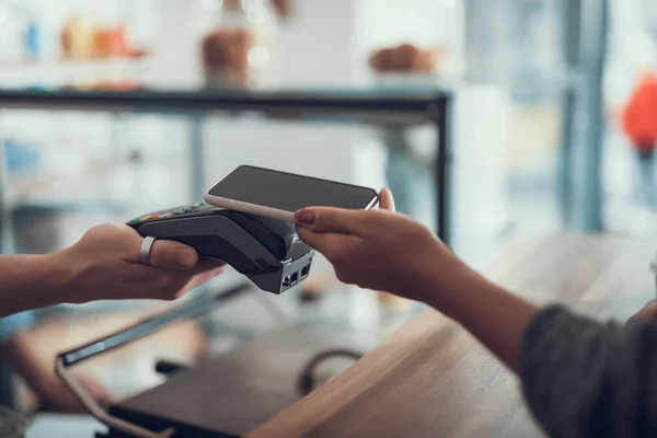 Oříznutou fotografii bezkontaktní platby s smartphone — Stock fotografie