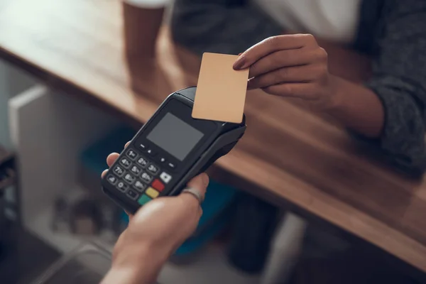 Лаконичный образ легкой оплаты картой в кафе — стоковое фото