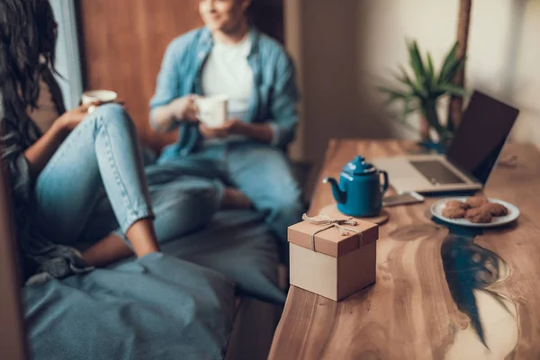 Enfoque selectivo de precioso regalo colocado en la mesa de la cafetería — Foto de Stock