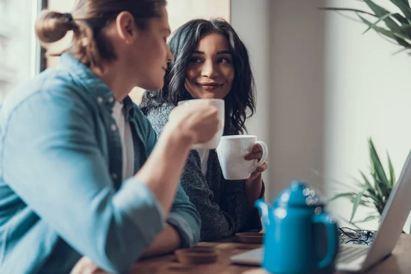 Primer plano de la señora sonriente bebiendo té y mirando al novio — Foto de Stock