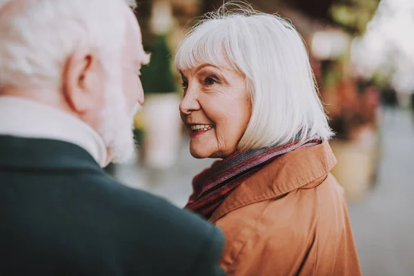 Señora mayor sintiéndose feliz mientras pasa tiempo con su marido — Foto de Stock