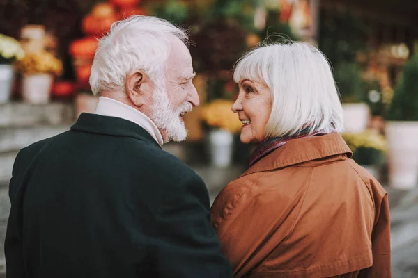Beautiful elderly couple spending time together outdoors — Stock Photo, Image