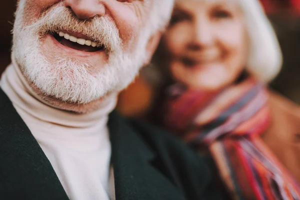 Senior bebaarde man in zwarte jas uiten van positieve emoties — Stockfoto