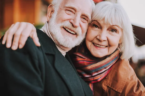 Beautiful elderly couple posing on the street — Stock Photo, Image