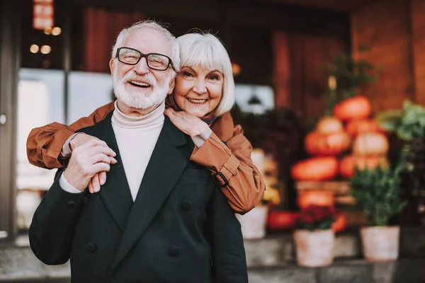 Senior bebaarde man knuffelen met vrouw op straat — Stockfoto