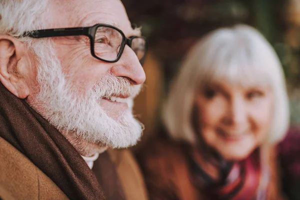 Skäggiga gentleman känsla glad samtidigt spendera tid med fru — Stockfoto