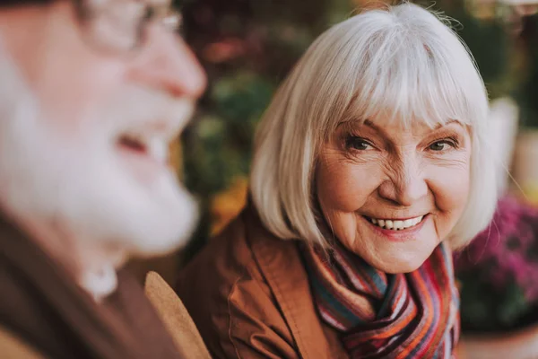 Senior vrouw gevoel vreugde terwijl het besteden tijd met echtgenoot — Stockfoto