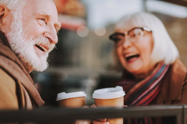 Счастливый старик проводит время с женой в кафе на открытом воздухе — стоковое фото