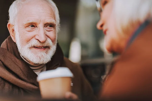 Бородатый старик проводит время с женой в кафе на открытом воздухе — стоковое фото