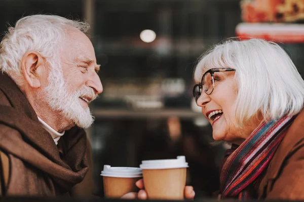 Feliz casal de idosos com bebidas quentes passar tempo no café ao ar livre — Fotografia de Stock