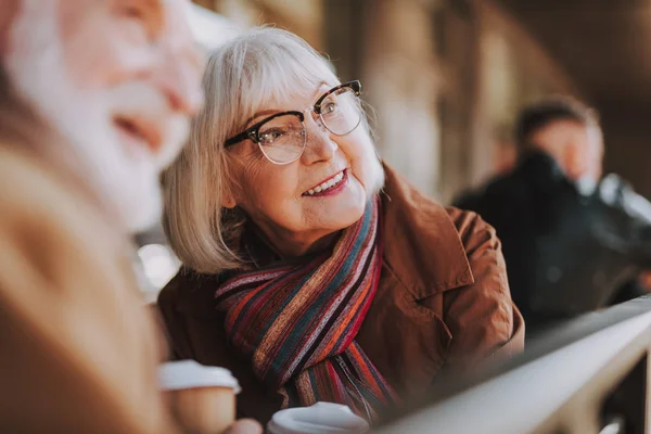 Alegre señora mayor pasar tiempo con el marido en la cafetería al aire libre — Foto de Stock