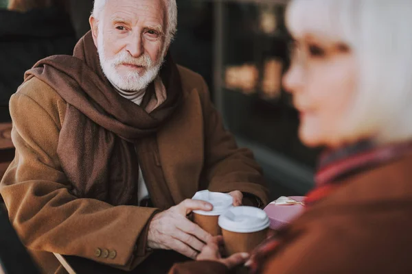 时尚的老人花时间与妻子在户外咖啡馆 — 图库照片