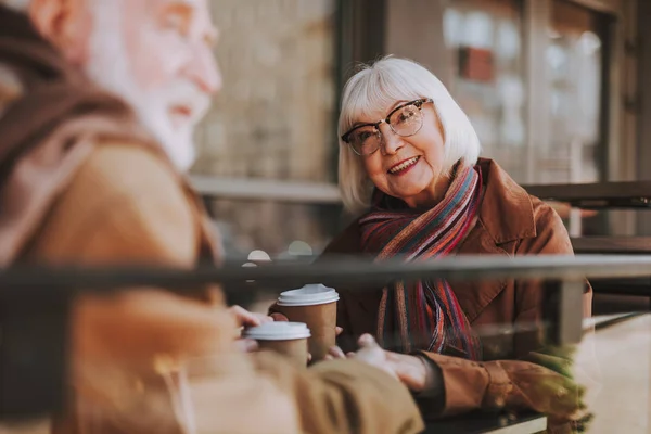 Alegre anciana disfrutando de la cita con el marido en la cafetería al aire libre — Foto de Stock