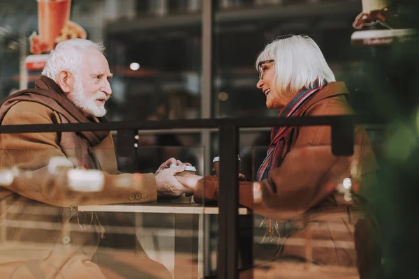 Hermosa pareja de ancianos tomados de la mano en el café al aire libre — Foto de Stock