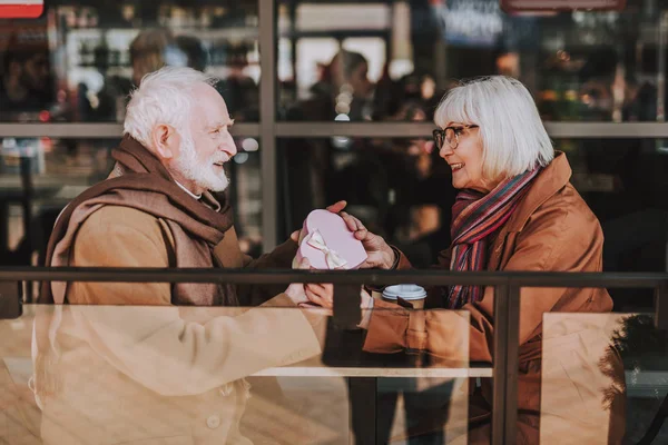 Mutlu sakallı adam karısına hediyesi vermek — Stok fotoğraf