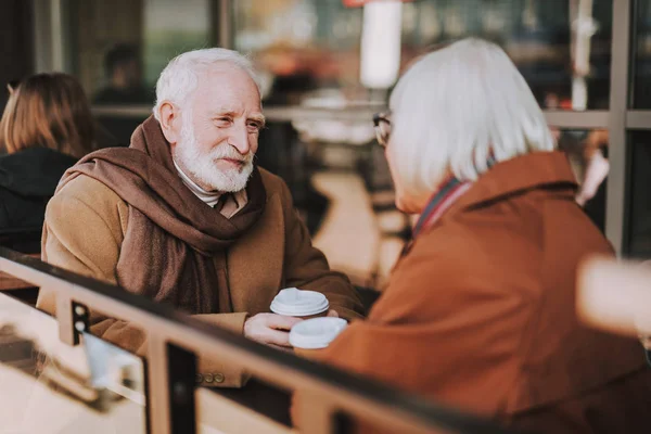 Heureux couple de personnes âgées ayant rendez-vous au café extérieur — Photo