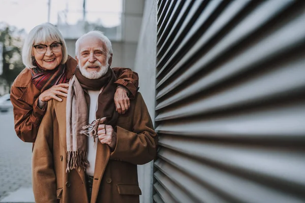 Feliz pareja de ancianos de pie en la calle —  Fotos de Stock