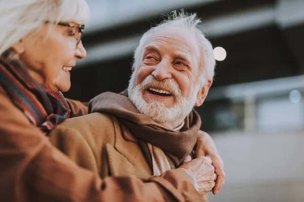 Old bearded gentleman cuddling with wife on the street — Stock Photo, Image