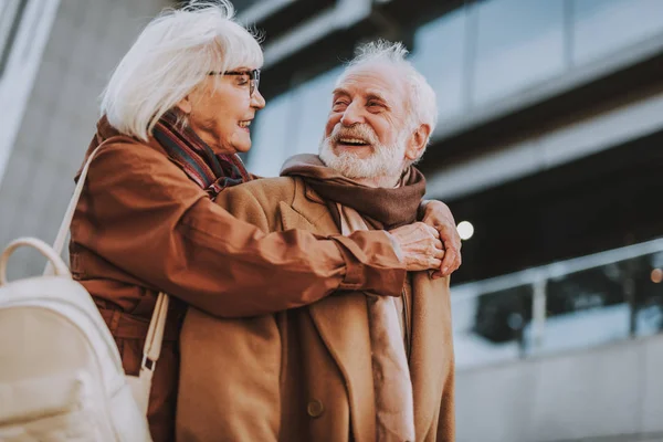 Glückliches Senioren-Paar, das sich auf der Straße umarmt — Stockfoto