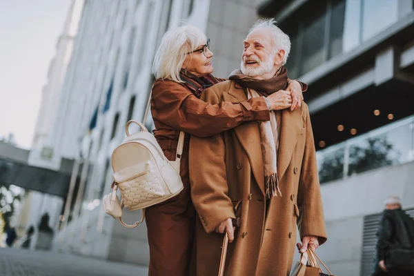 Красивая пожилая пара обнимается на улице — стоковое фото