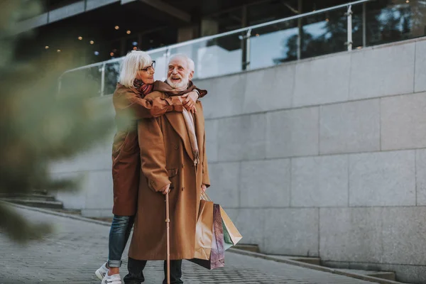 Feliz pareja mayor abrazándose en la calle — Foto de Stock