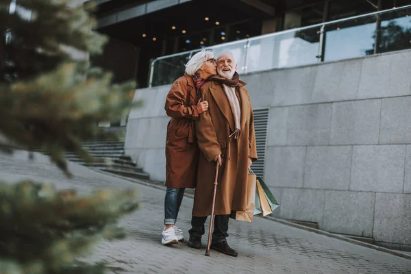 Sokakta birlikte vakit kıdemli mutlu çift — Stok fotoğraf