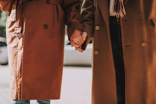 Schönes Senioren-Paar Händchen haltend auf der Straße — Stockfoto