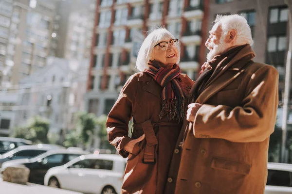 Schönes älteres Paar, das einander ansieht und lächelt — Stockfoto