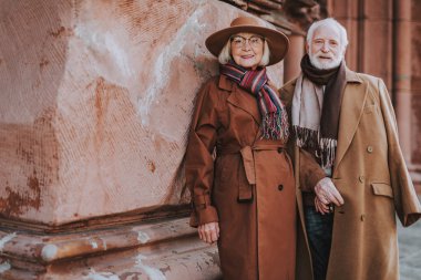 Sokakta poz şık yaşlı çift