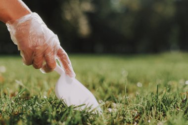 Eldiven elinde tutan kepçe ve temizlik köpek sonra doldu