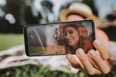 Genç kadın köpeğini phohe tarafından selfie yapma