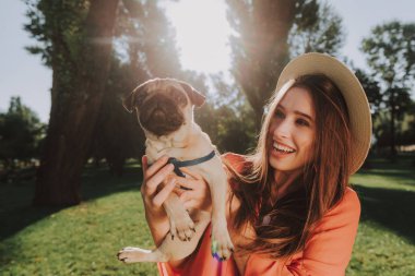 Mutlu genç bayan onu evde beslenen hayvan elinde tutan