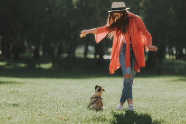 Genç kadın güzel köpek eğitiyor