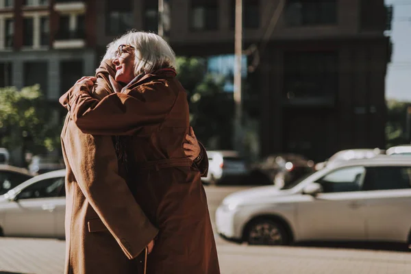 Feliz pareja de ancianos abrazándose en un día soleado — Foto de Stock