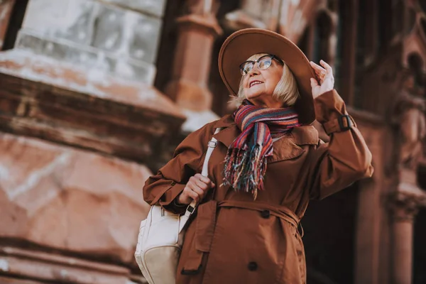 Stylish woman stary płaszcz, spędzać czas na świeżym powietrzu — Zdjęcie stockowe