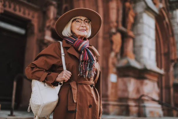 Stylische alte Frau mit Hut, die Zeit im Freien verbringt — Stockfoto