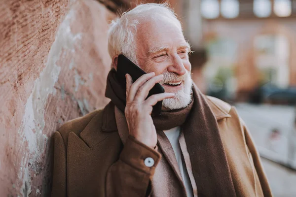 Stylish old man having phone conversation on the street — Stock Photo, Image