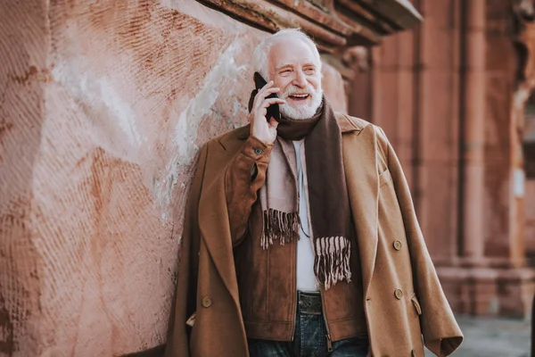 时尚的老先生在街上用手机说话 — 图库照片