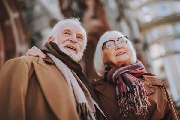 Stijlvolle bejaarde echtpaar is tijd buitenshuis doorbrengen — Stockfoto