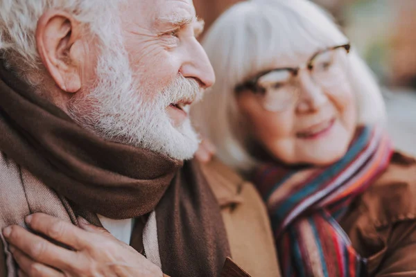 Mooie ouderen paar tijd doorbrengen samen op straat — Stockfoto