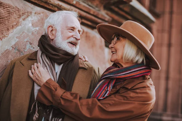 Belo casal de idosos desfrutando de companhia uns dos outros ao ar livre — Fotografia de Stock