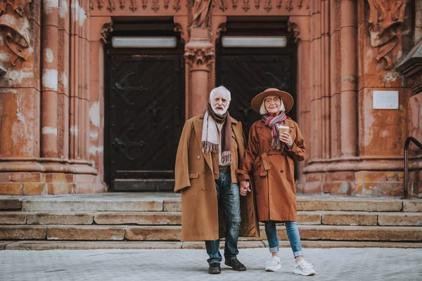 Hermosa pareja de ancianos tomados de la mano en la calle — Foto de Stock