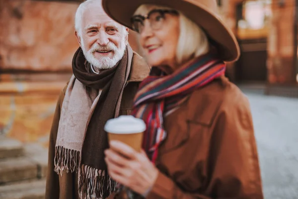 Viejo con estilo pasar tiempo con la encantadora dama al aire libre — Foto de Stock