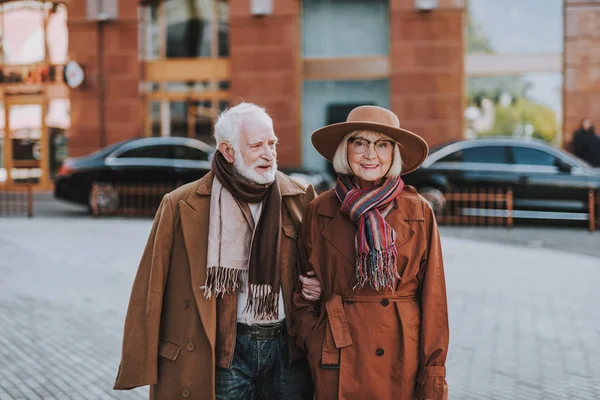 Hermosa pareja de ancianos de pie en la calle — Foto de Stock