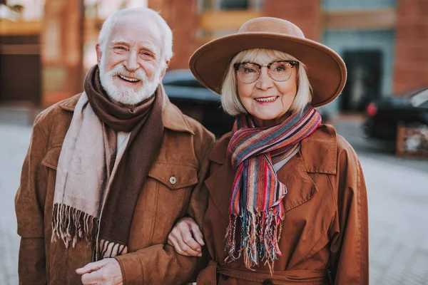 Hermosa pareja de ancianos posando en la calle —  Fotos de Stock