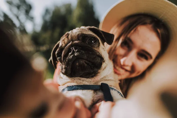 Jeune femme fait selfie avec son carlin — Photo